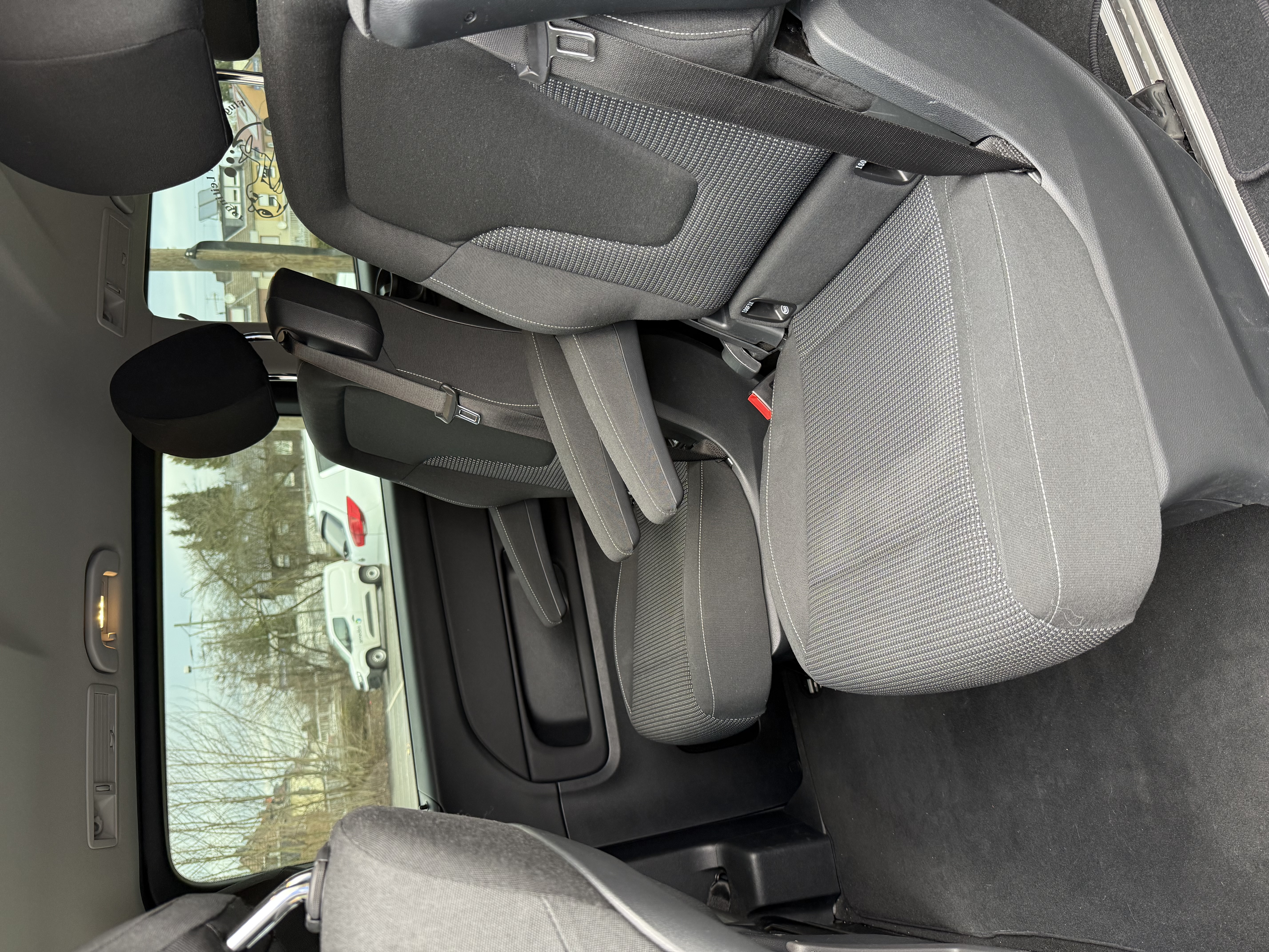 Einzelsitze und viel Platz im innen Raum